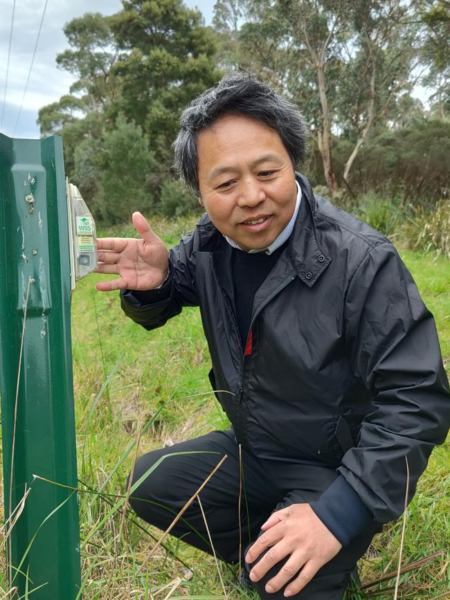 Breaking News Breaking News Mr Lu at the devil fence