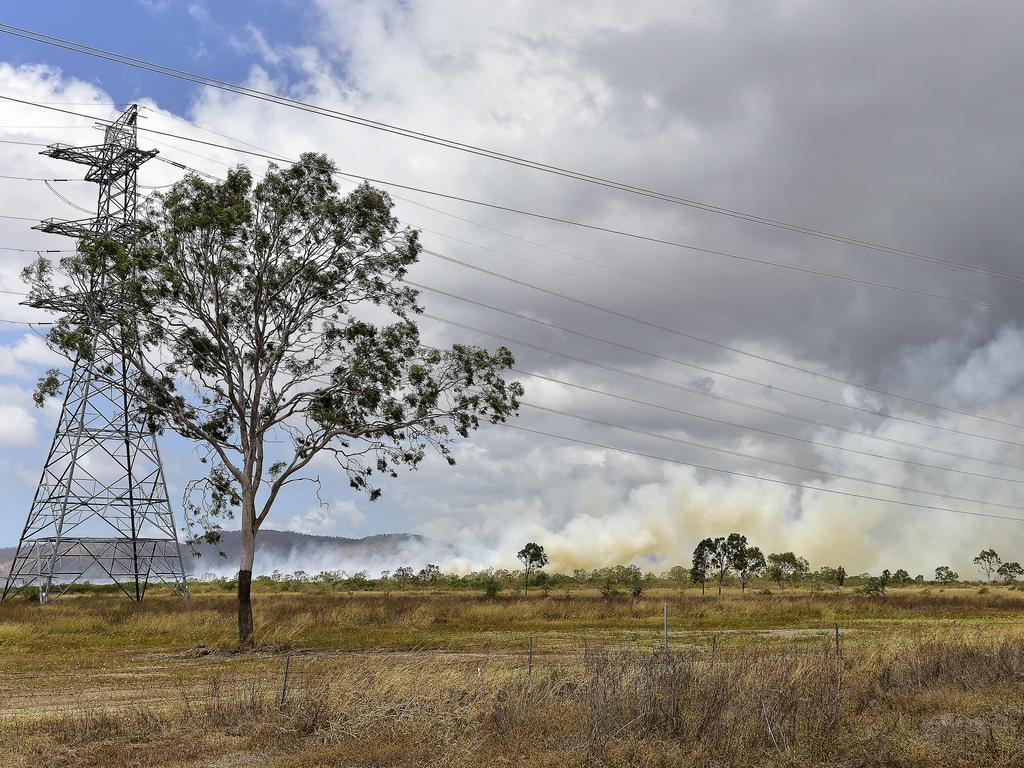 A fire burning south of Townsville has masked the Bruce Highway in smoke. The vegetation fire started near the JBS Meatworks at Stuart. PICTURE: MATT TAYLOR.