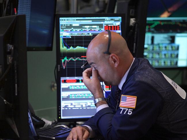 NEW YORK, NY - SEPTEMBER 01: Traders work on the floor of the New York Stock Exchange on September 1, 2015 in New York City. Despite positive gains yesterday, the Dow Jones industrial average resumed its fall on Tuesday over uncertainty in the Chinese economy and a looming decision over interest rate hikes. The Dow was down over 450 points at the close. Spencer Platt/Getty Images/AFP == FOR NEWSPAPERS, INTERNET, TELCOS & TELEVISION USE ONLY ==