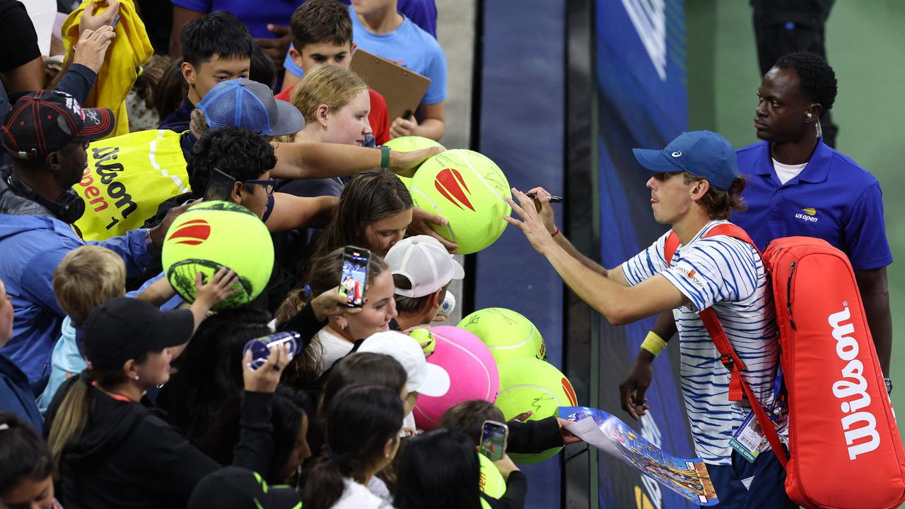 NEW YORK, NEW YORK - SEPTEMBER 02: Alex de Minaur of Australia signs autographs after defeating Jordan Thompson of Australia during their Men's Singles Fourth Round match on Day Eight of the 2024 US Open at USTA Billie Jean King National Tennis Center on September 02, 2024 in the Flushing neighborhood of the Queens borough of New York City. Jamie Squire/Getty Images/AFP (Photo by JAMIE SQUIRE / GETTY IMAGES NORTH AMERICA / Getty Images via AFP)