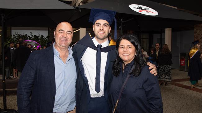 05-10-2023 Deakin Graduation Masters of Architecture. Joshua Robison and parents