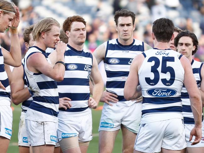 GEELONG, AUSTRALIA - JULY 29: Patrick Dangerfield of the Cats speaks with his players during the 2023 AFL Round 20 match between the Geelong Cats and the Fremantle Dockers at GMHBA Stadium on July 29, 2023 in Geelong, Australia. (Photo by Michael Willson/AFL Photos via Getty Images)