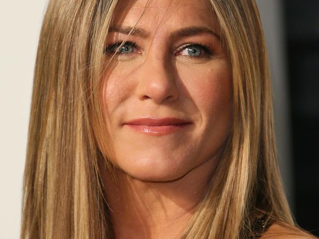 US actress Jennifer Aniston poses as she arrives to the Vanity Fair Party following the 88th Academy Awards at The Wallis Annenberg Center for the Performing Arts in Beverly Hills, California, on February 26, 2017.  / AFP PHOTO / JEAN-BAPTISTE LACROIX