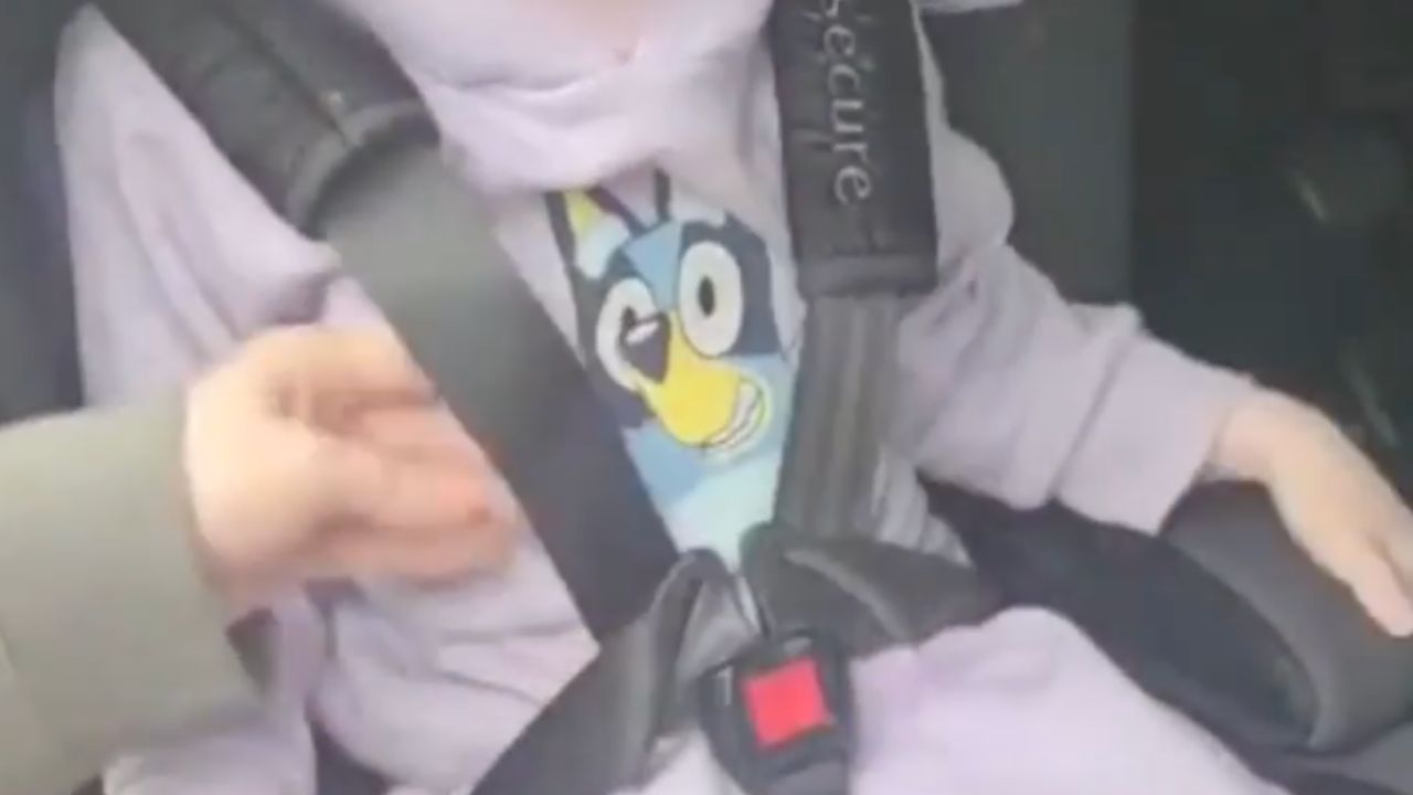 Why you should never leave your child in a jacket in a car seat