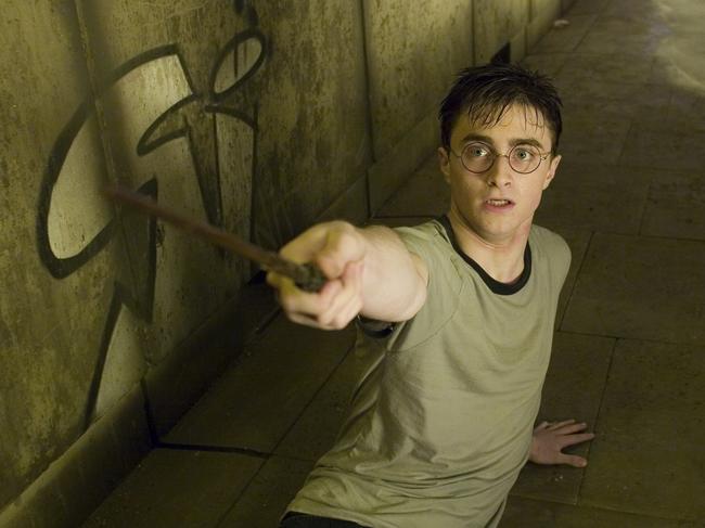 10/07/2007 LIBRARY: 10/07/2007. Actor Daniel Radcliffe who plays Harry Potter in a scene from Warner Bros. Pictures' new fantasy "Harry Potter and the Order of the Phoenix." The movie opens in theaters around the world starting Wednesday, July 11, 2007.( AP Photo/Warner Bros.Pictures, Murray Close)