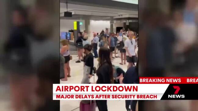 Chaos unfolds at Brisbane Airport (7 News)