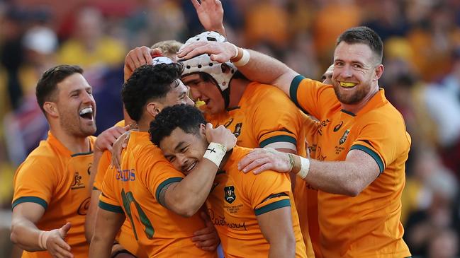 The Wallabies celebrate a try.