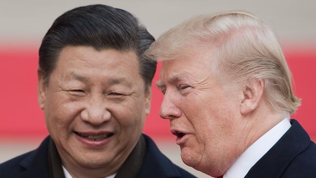 China's President Xi Jinping (L) and US President Donald Trump attend a welcome ceremony at the Great Hall of the People in Beijing on November 9, 2017. / AFP PHOTO / NICOLAS ASFOURI