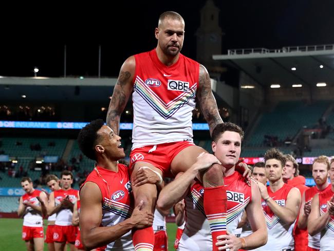 SYDNEY, AUSTRALIA - JUNE 08: Lance Franklin of the Swans is chaired off the field after playing his 350th game during the round 13 AFL match between Sydney Swans and St Kilda Saints at Sydney Cricket Ground on June 08, 2023 in Sydney, Australia. (Photo by Jason McCawley/Getty Images)