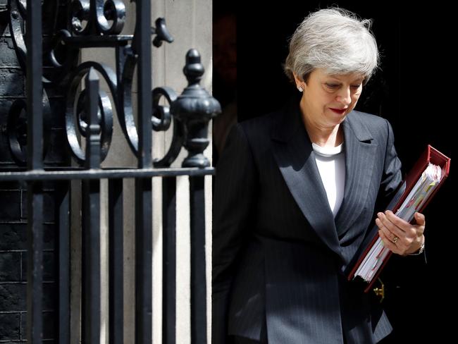 Britain's Prime Minister Theresa May leaves 10 Downing Street in London on May 22, 2019, ahead of the weekly Prime Minister's Questions (PMQs) question and answer session in the House of Commons. - British Prime Minister Theresa May's final bid to salvage her EU divorce deal appeared doomed on Wednesday as pro-Brexit Conservatives and opposition MPs rejected her attempts at a compromise to end months of deadlock. (Photo by Tolga AKMEN / AFP)