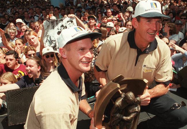 Allan Langer and Wayne Bennett after winning the 1998 premiership.