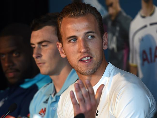 Tottenham Hotspur striker Harry Kane (2nd R) speaks at a press conference with a teammate Ryan Mason (R) and Sydney FC's defender Sebastian Ryall (C) in Sydney on May 28, 2015 as the English Premier League team arrives to take on local team Sydney FC on May 30. AFP PHOTO / Saeed Khan