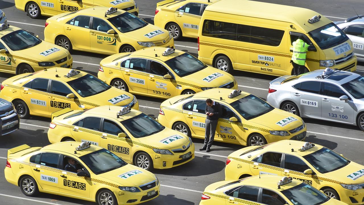 Купить желтое такси. Желтое такси. Ярко желтое такси. Такси Биг. Девушка в желтом такси.