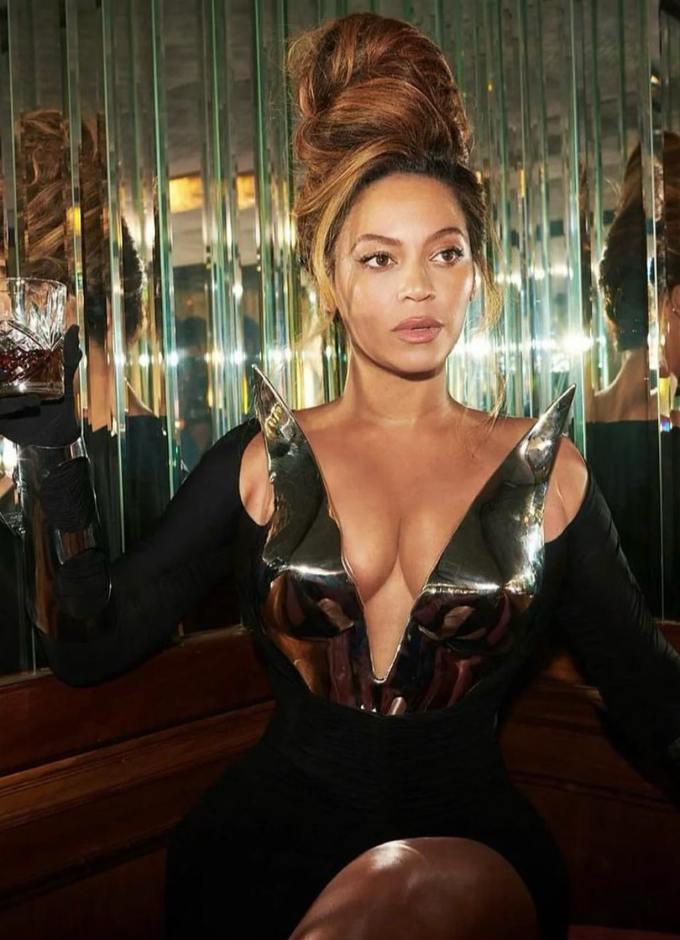 Beyonce Wears Wolford Tights in Renaissance Album Art - Vogue Australia