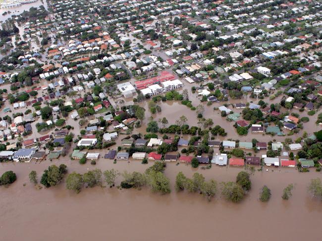 News - 13/1/11 - Brisbane flood aerials - Graceville - Photo Bruce Long Picture: Long Bruce