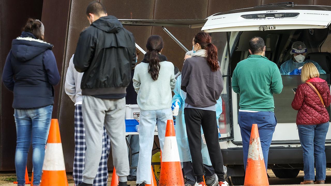 Residents of the townhouses in Wells St and Dodds St line up to get tested for Covid-19. Picture: NCA NewsWire/Ian Currie