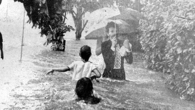 A man in central Surfers Paradise during the 1974 floods.