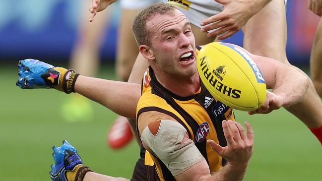 Tom Mitchell feeds out a handball. Picture: Michael Klein