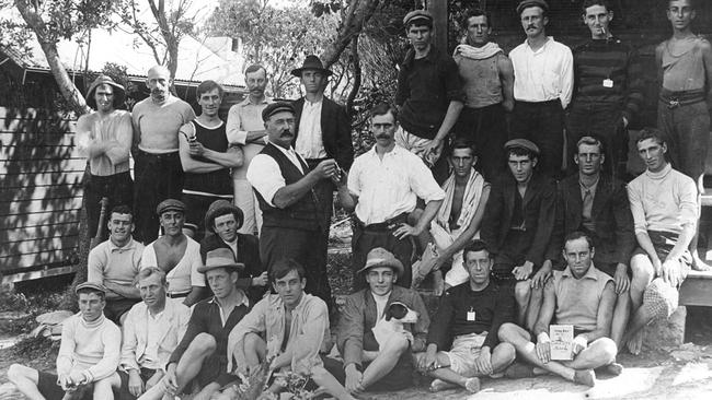 Amos Randell presenting a medal for the best-kept camp to tenants of the Ideal Camp at Freshwater. Photo Northern Beaches Library