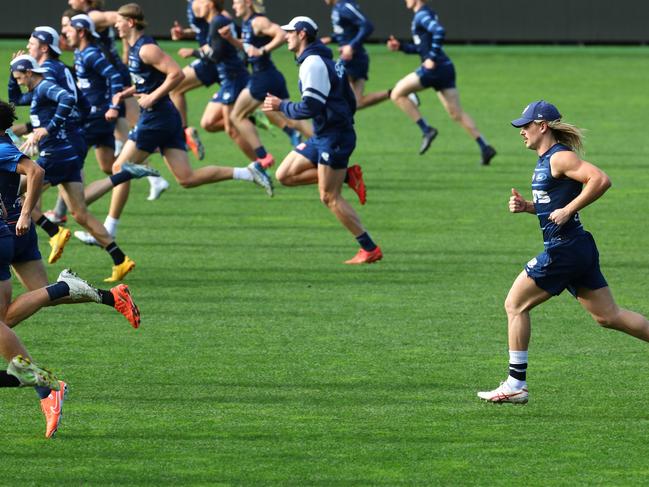 Bailey Smith running at half pace behind the main group. Picture: Alison Wynd