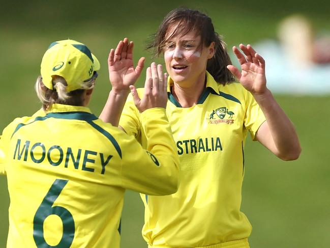 Australia's Ellyse Perry (R) celebrates the wicket of West Indies' Kycia Knight teammate Beth Mooney (L) during the 2022 Women's Cricket World Cup match between the West Indies and Australia at the Basin reserve in Wellington on March 15, 2022. (Photo by Marty MELVILLE / AFP)