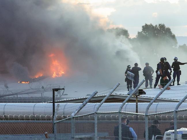 Roit police move in and arrest inmates who are holding a protest on the rooftops of Parklea prison, today.Picture: Justin Lloyd.