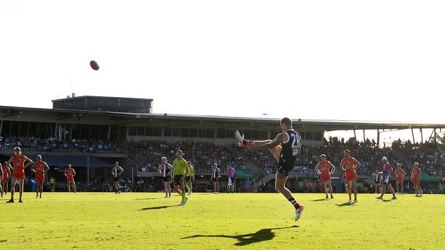 Riverway Stadium hosted AFL premiership action when the Gold Coast Suns and St Kilda played off in a daylight clash. (AAP Image/Dan Peled)