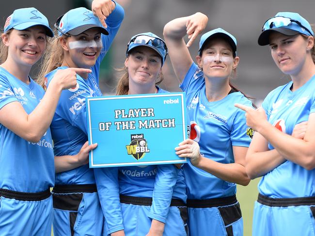 They thought so too: Strikers players award unofficial player of the match to Amanda-Jade Wellington after her super over bowling heroics won Adelaide the game against Sydney Thunder in Hobart. Picture: STEVE BELL/GETTY IMAGES