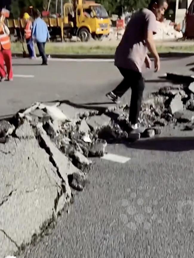 Giant cracks in a road have sparked chaos in China.