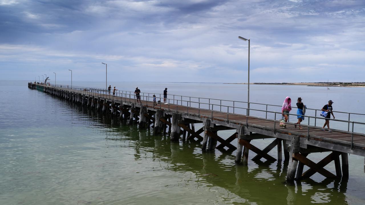 Fears for missing swimmers in shark area