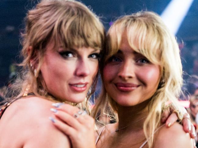 NEWARK, NEW JERSEY - SEPTEMBER 12: (L-R) Taylor Swift and Sabrina Carpenter attend the 2023 Video Music Awards at Prudential Center on September 12, 2023 in Newark, New Jersey. (Photo by John Shearer/Getty Images for MTV)