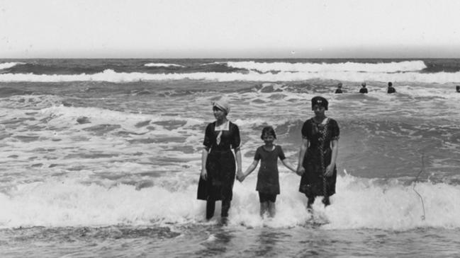 Bathers at Bilgola Beach in 1913. Photo State Library of NSW