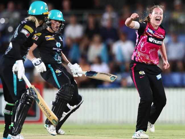 Cheatle celebrates dismissing Brisbane Heat’s big-hitting Grace Harris on November 13 in Mackay. Picture: Chris Hyde/Getty Images