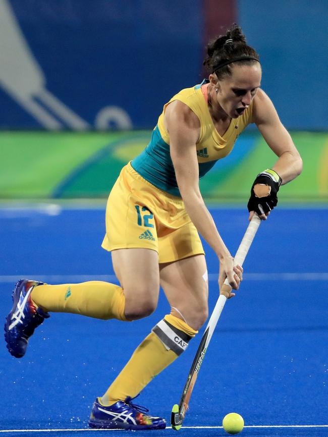 RIO DE JANEIRO, BRAZIL — AUGUST 11: Madonna Blyth #12 of Australia controls the ball during a Women's Preliminary Pool B match against Argentina at the Olympic Hockey Centre on August 11, 2016 in Rio de Janeiro, Brazil. (Photo by Sam Greenwood/Getty Images)