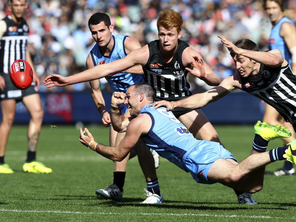 Zane Kirkwood gets a handball out. Picture Sarah Reed