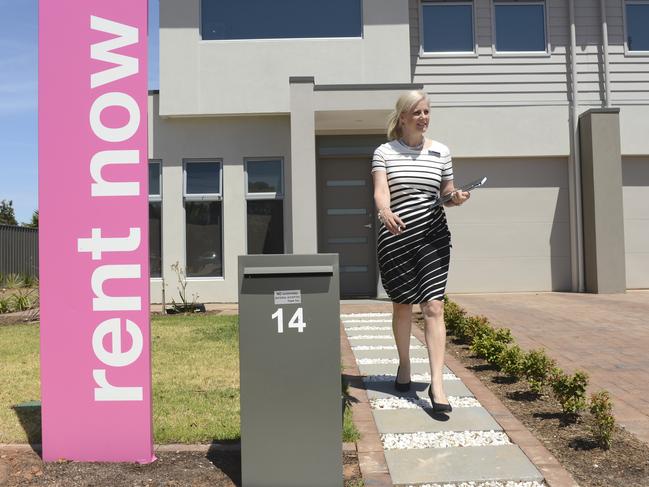 Pic today outside a house for rent is Harris Property Management general manager Suzie Hamilton-Flanagan i For story about December being a dangerous time for landlords as tenants can stop paying rent. PIXS DAVID CRONIN