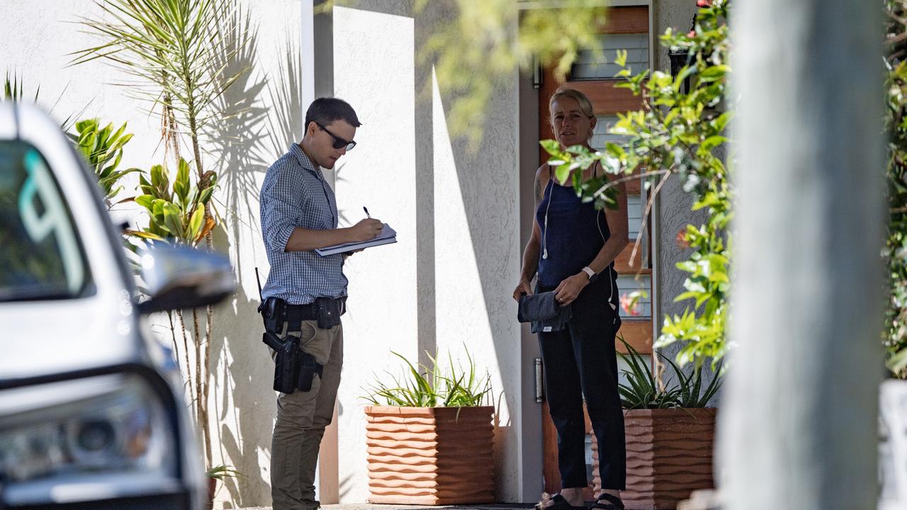 Detectives canvass the neighbourhood speaking to neighbours. Picture: NCA NewsWire / Brian Cassey