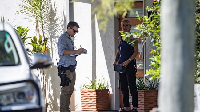 Detectives canvass the neighbourhood speaking to neighbours. Picture: NCA NewsWire / Brian Cassey