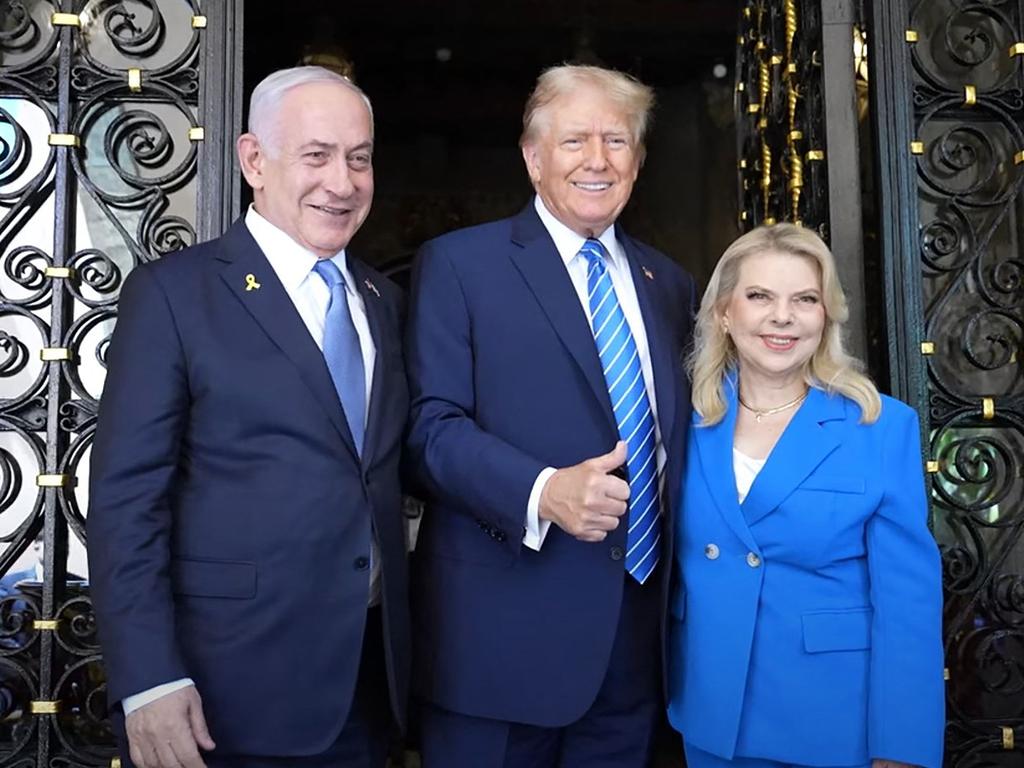 Israeli Prime Minister Benjamin Netanyahu (L) and his wife Sara (R) met former US President Donald Trump at the Mar-a-Lago Club in Palm Beach, Florida, on July 26, 2024. Picture: Israeli Government Press Office/AFP)