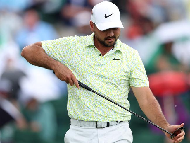 AUGUSTA, GEORGIA - APRIL 07: Jason Day of Australia reacts to his putt on the 18th green during the second round of the 2023 Masters Tournament at Augusta National Golf Club on April 07, 2023 in Augusta, Georgia.   Christian Petersen/Getty Images/AFP (Photo by Christian Petersen / GETTY IMAGES NORTH AMERICA / Getty Images via AFP)