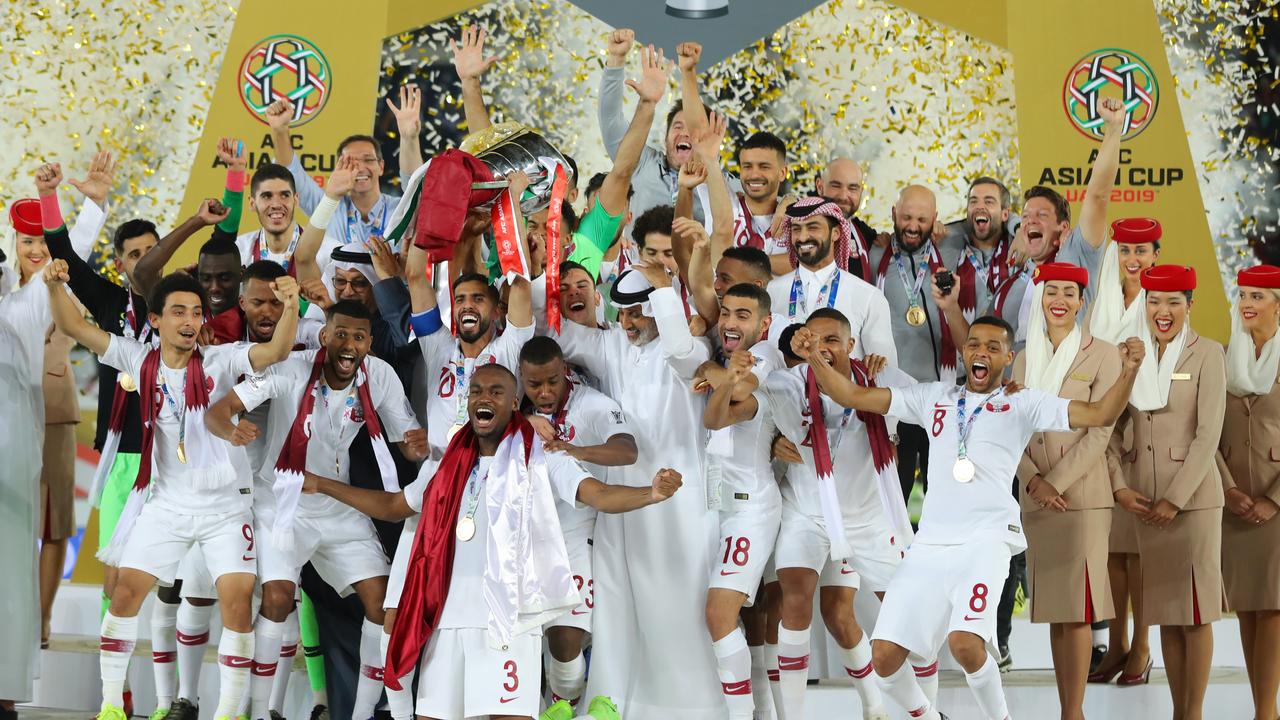 Players of Qatar lift the AFC Asian Cup trophy. (Photo by Francois Nel/Getty Images)