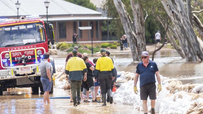 Preparation for floods in Echuca. Picture: Rob Leeson.