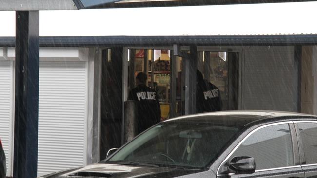 Police enter Coles in Alice Springs. A man has died inside Alice Springs Coles on May 27, 2025, with police saying he was in custody at the time. Picture: Gera Kazakov