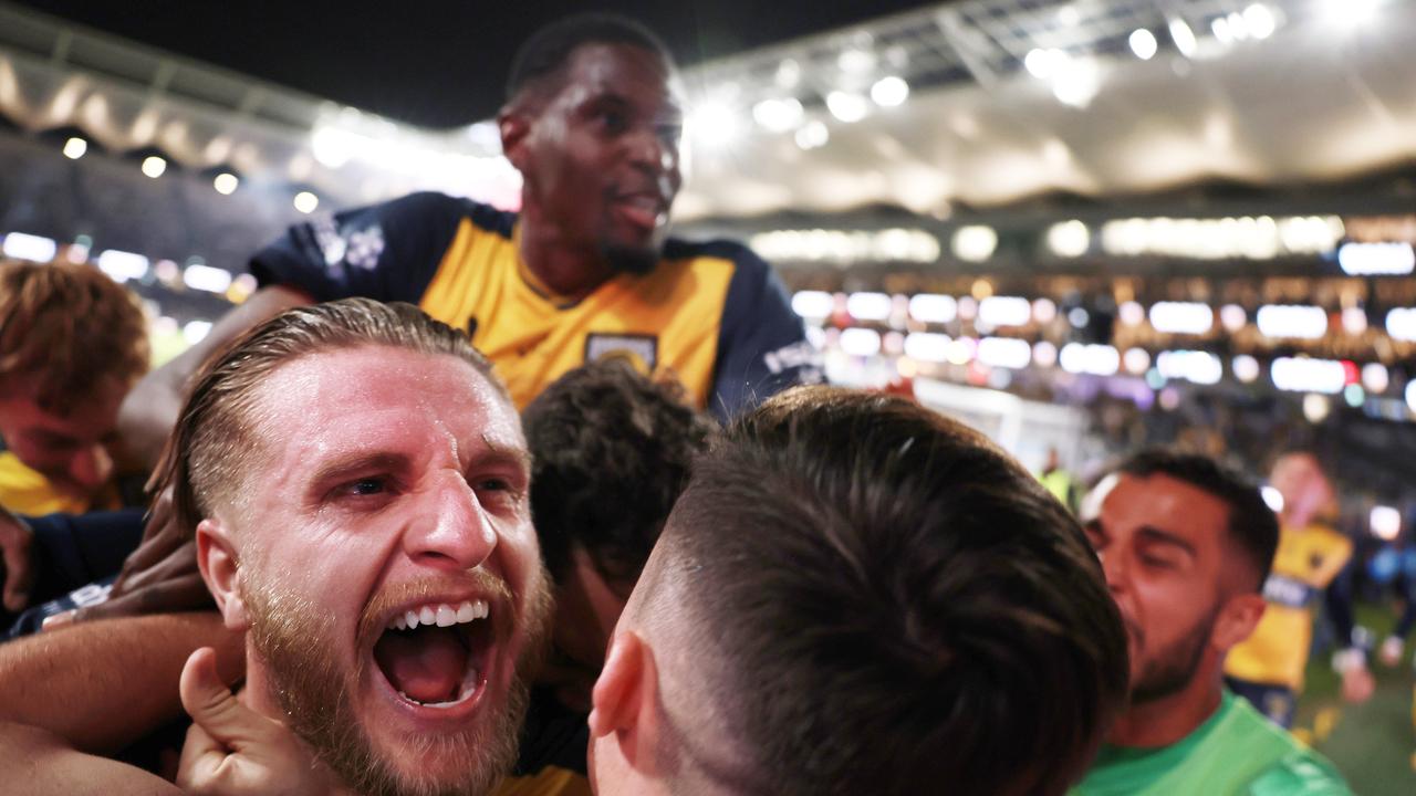 Jason Cummings (left) celebrates during the Mariners’ grand final win. Picture: Mark Metcalfe/Getty Images