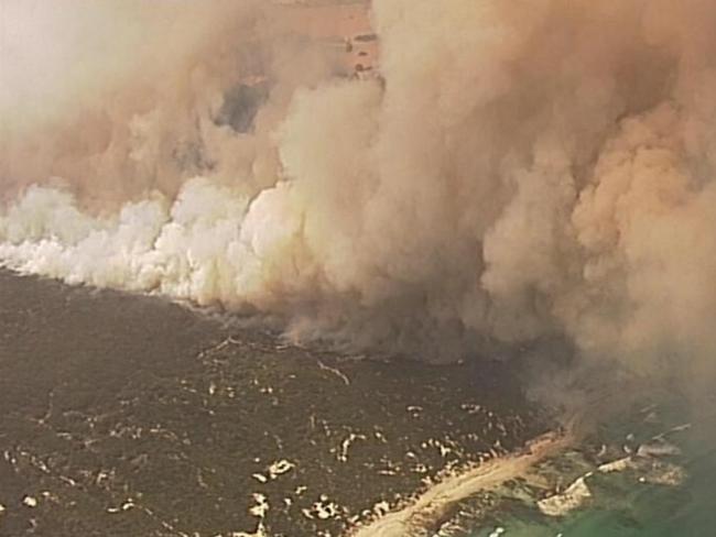 Flames are threatening the Vivonne Bay township on Kangaroo Island's southern coast, where an emergency warning is in place. MUST CREDIT 7NEWS ADELAIDE