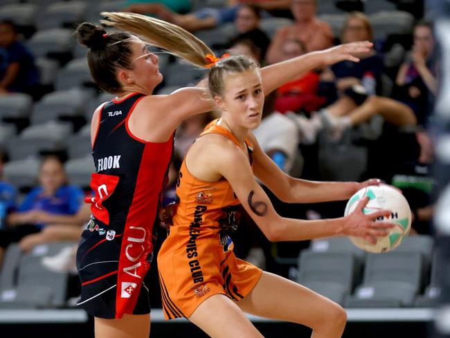 Tigers play with the ball Sarah Joyce and Cougars player Bronte Flook, playing in the Netball QLD u16 Grand Final, Nissan Arena Nathan, on Tuesday 20th September 2022 - Photo Steve Pohlner