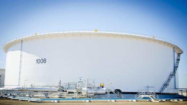 Viva Energy’s 100 million litre crude oil tank at its Geelong Refinery.