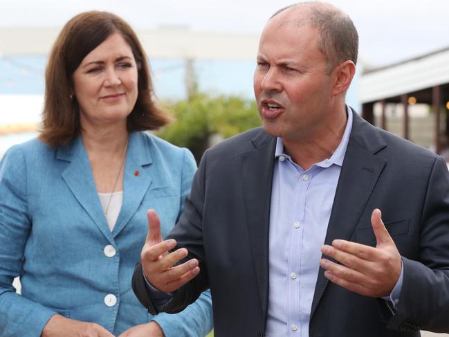 MELBOURNE, AUSTRALIA- NewsWire Photos JANUARY 13, 2021. Treasurer Josh Frydenberg visits Bomboras cafe in Torquay, Victoria along with Senator Sarah Henderson MP for Corangamite: Picture: NCA NewsWire/ David Crosling