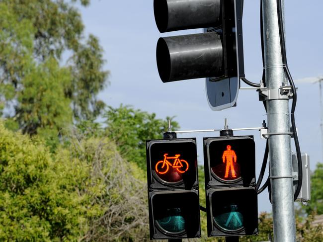 Plan to install traffic lights at busy school intersection