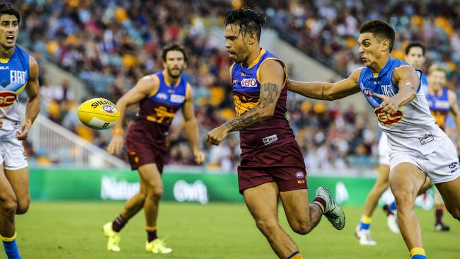 Allen Christensen battles with Sean Lemmens during an AFL match between the Brisbane Lions and the Gold Coast Suns in 2016. (AAP Image/Glenn Hunt)